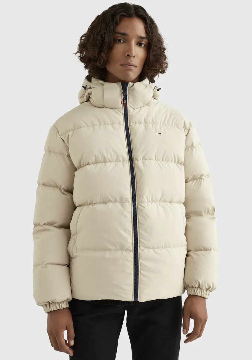 Пуховик Tommy Jeans "TJM ESSENTIAL DOWN JACKET", с капюшоном, кулиской и стопорами на капюшоне, цвет Savannah Sand
Пуховик Tommy Jeans "TJM ESSENTIAL DOWN JACKET", с капюшоном, кулиской и стопорами на капюшоне, цвет Savannah Sand