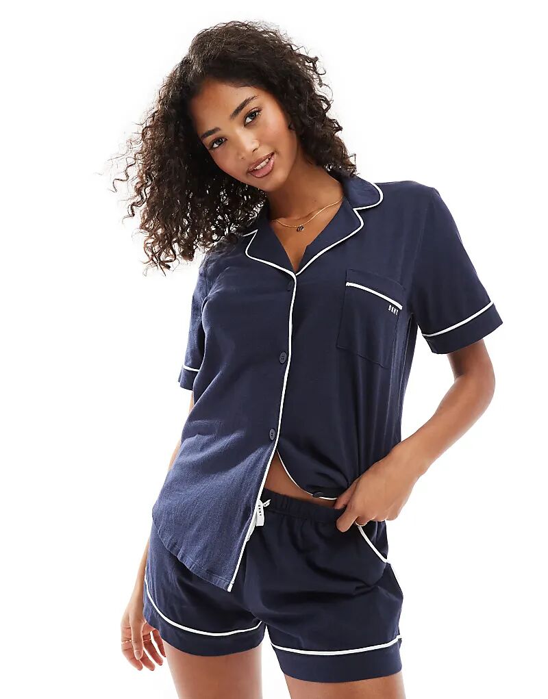 Фирменный комплект боксеров с короткими рукавами и воротником-стойкой в темно-синем цвете DKNY
Фирменный комплект боксеров с короткими рукавами и воротником-стойкой в темно-синем цвете DKNY