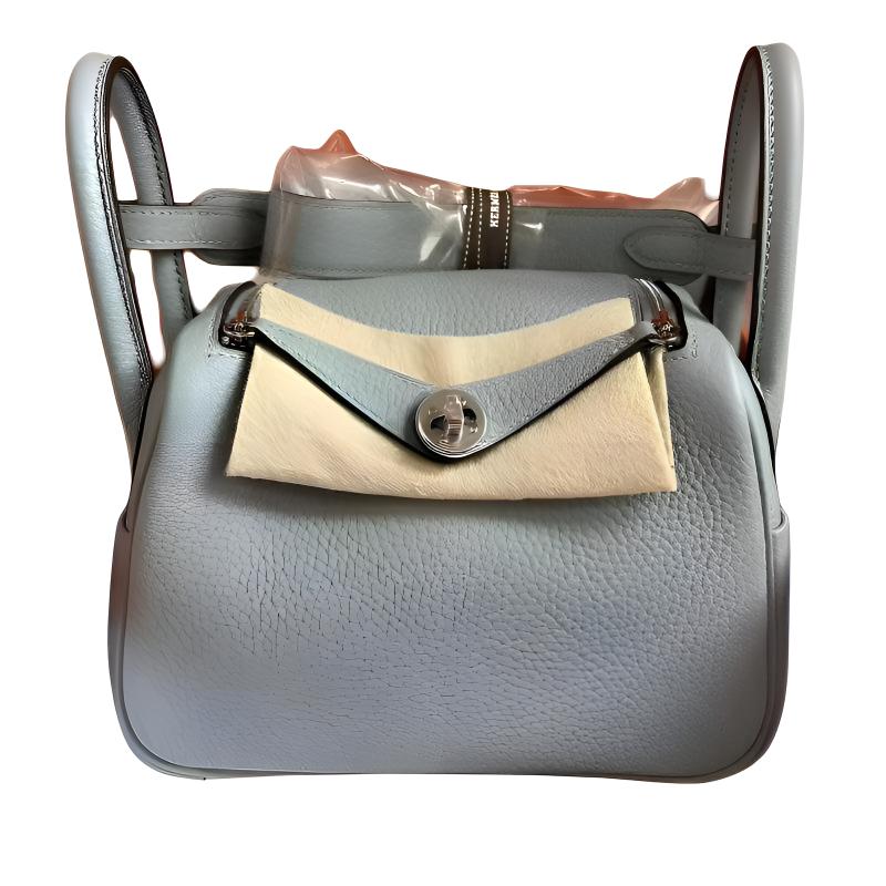 Кожаная женская сумка Lindy Clemence Bullock мини через плечо puppet gray HERMES
Кожаная женская сумка Lindy Clemence Bullock мини через плечо puppet gray HERMES