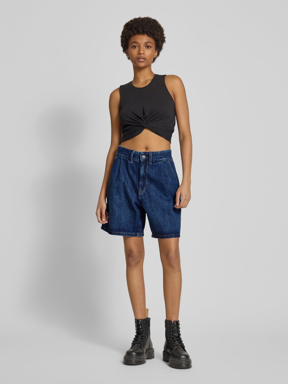 Джинсовые шорты свободного кроя со складками, модель «Barrel Utility» G-Star Raw
Джинсовые шорты свободного кроя со складками, модель «Barrel Utility» G-Star Raw