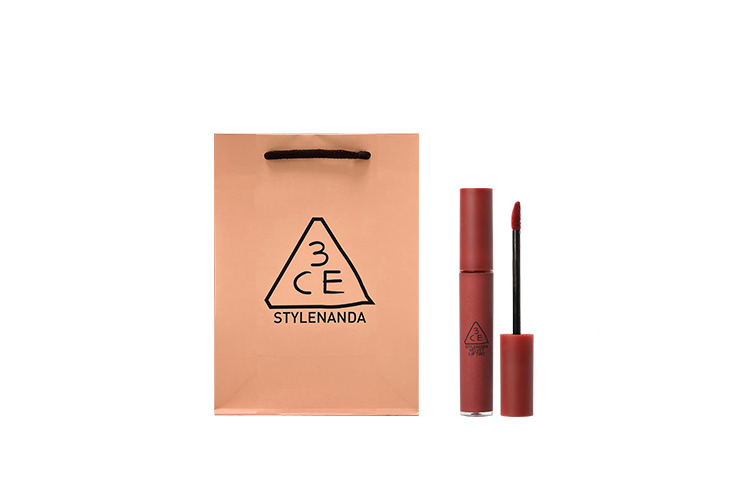 Жидкая помада Fenkuxiaolian набор из двух штук легко растушевывается шиммер матовый тон 3CE
Жидкая помада Fenkuxiaolian набор из двух штук легко растушевывается шиммер матовый тон 3CE