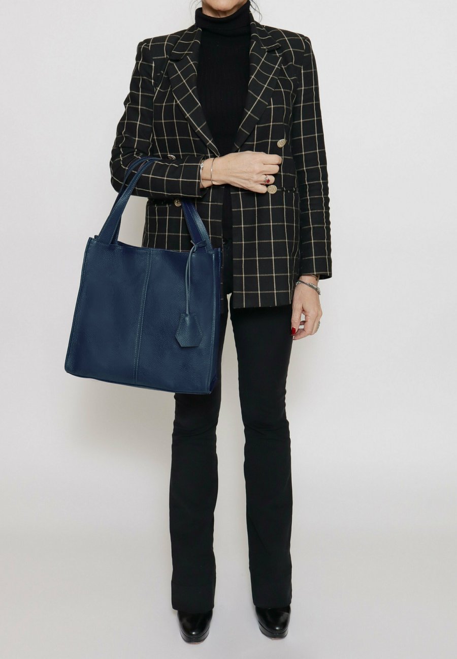 Сумка-шоппер Chiara Ferretti SHOULDER, D Blu Blue/Dark-Blue Denim
Сумка-шоппер Chiara Ferretti SHOULDER, D Blu Blue/Dark-Blue Denim