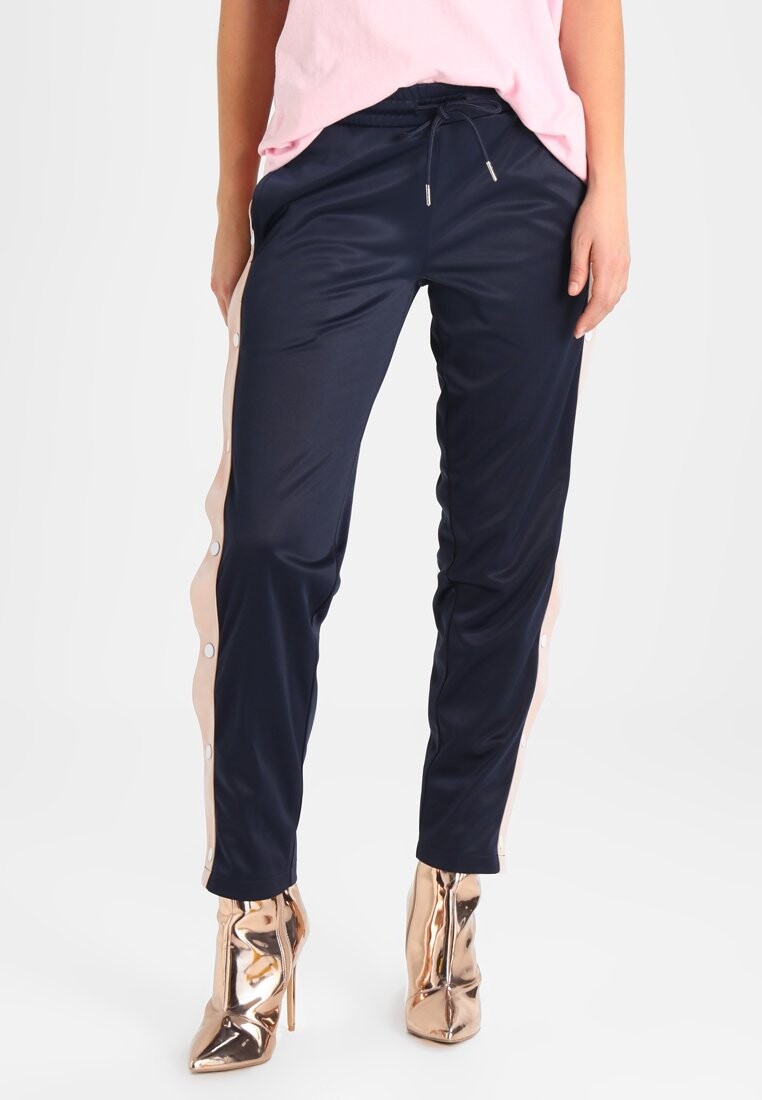 Брюки для бега LADIES BUTTON UP TRACK PANTS Urban Classics, цвет navy/lightrose/white
Брюки для бега LADIES BUTTON UP TRACK PANTS Urban Classics, цвет navy/lightrose/white