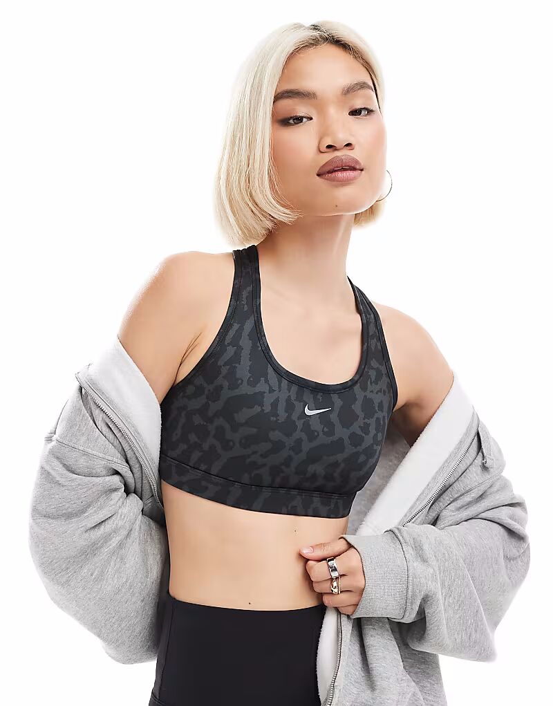 Спортивный бюстгальтер средней поддержки Nike Training Swoosh Leopard Print черного цвета 
Спортивный бюстгальтер средней поддержки Nike Training Swoosh Leopard Print черного цвета