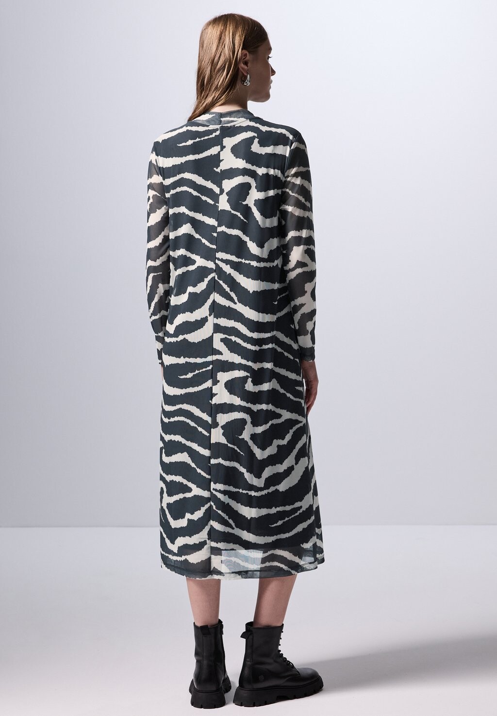 Повседневное платье GEMUSTERTES Street One Studio, серый металлик
Повседневное платье GEMUSTERTES Street One Studio, серый металлик