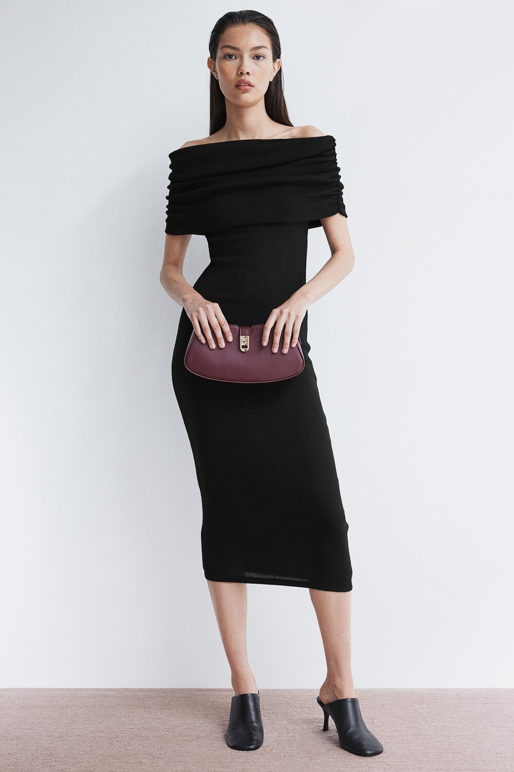 Платье с открытыми плечами H&M, черный
Платье с открытыми плечами H&M, черный