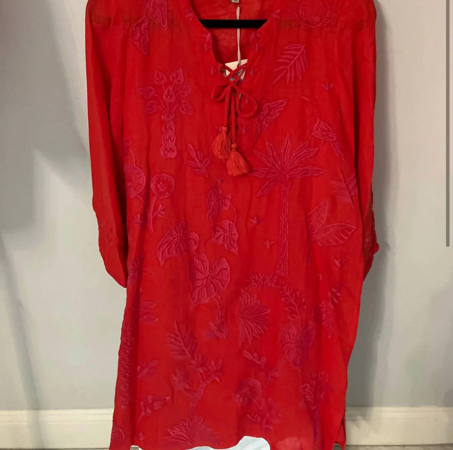 Платье-кимоно Luciana с завязками спереди красного цвета Johnny Was
Платье-кимоно Luciana с завязками спереди красного цвета Johnny Was