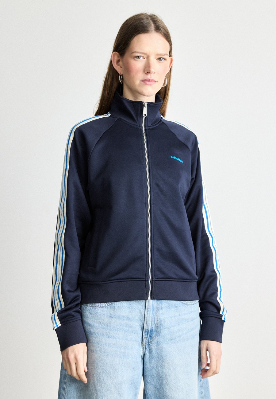 Толстовка Calvin Klein Jeans Zip-up sweatshirt, Dark Sapphire/Dark Blue
Толстовка Calvin Klein Jeans Zip-up sweatshirt, Dark Sapphire/Dark Blue