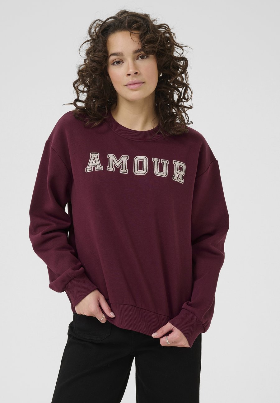 Толстовка Kaffe Sweatshirt, Windsor Wine Amour Embd/Bordeaux
Толстовка Kaffe Sweatshirt, Windsor Wine Amour Embd/Bordeaux