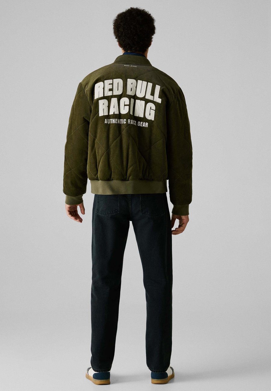 Куртка Red Bull Racing x Pepe Jeans PADDED, Military Green/Olive
Куртка Red Bull Racing x Pepe Jeans PADDED, Military Green/Olive
