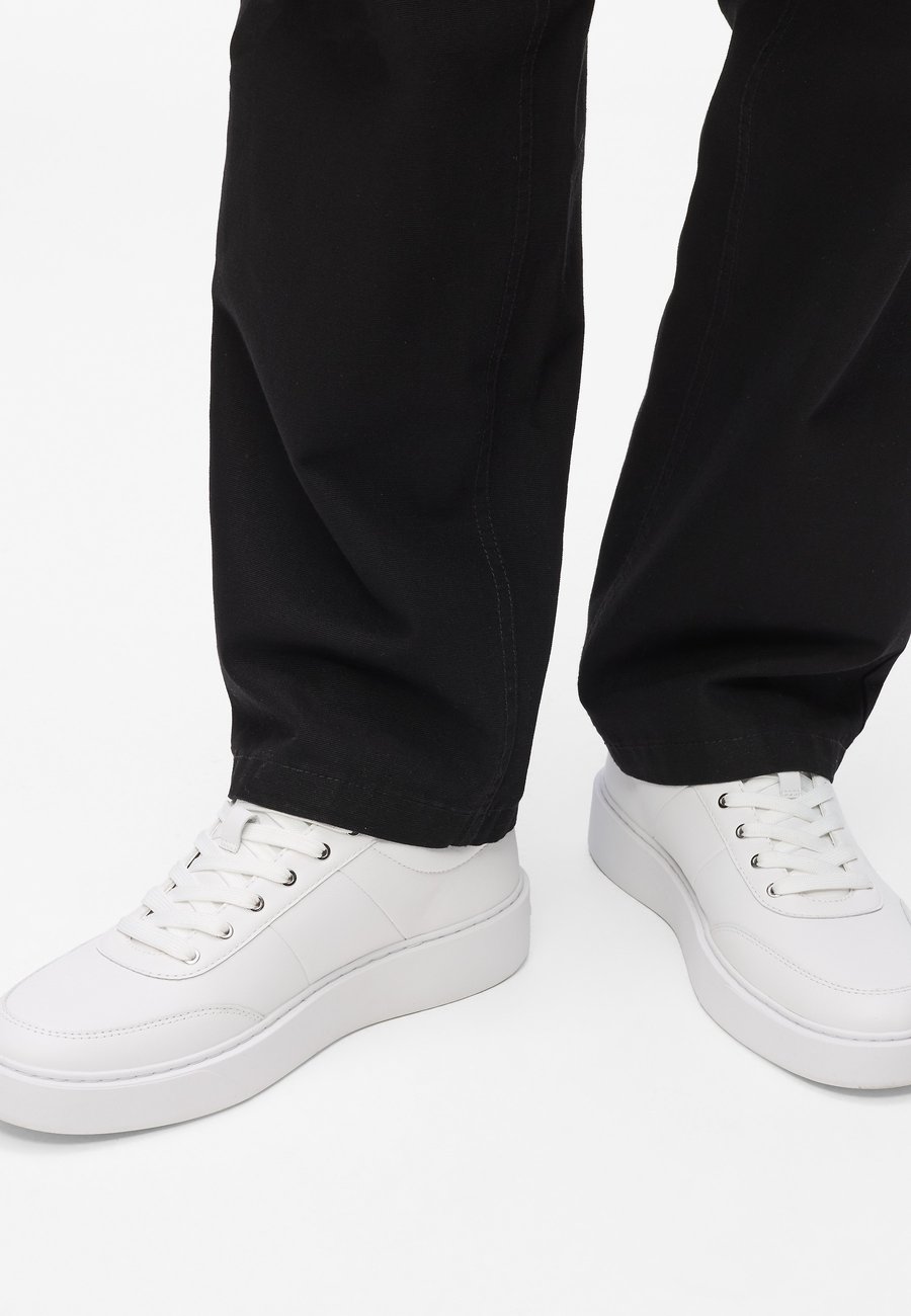Кроссовки KARL LAGERFELD Trainers, White
Кроссовки KARL LAGERFELD Trainers, White