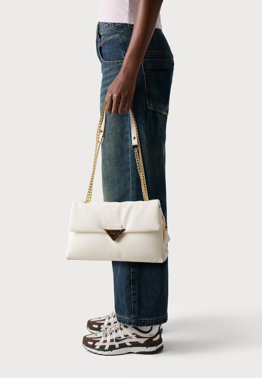 Сумка кросс-боди ALDO LARGE SOFT PUFF, Bone/Off-White
Сумка кросс-боди ALDO LARGE SOFT PUFF, Bone/Off-White