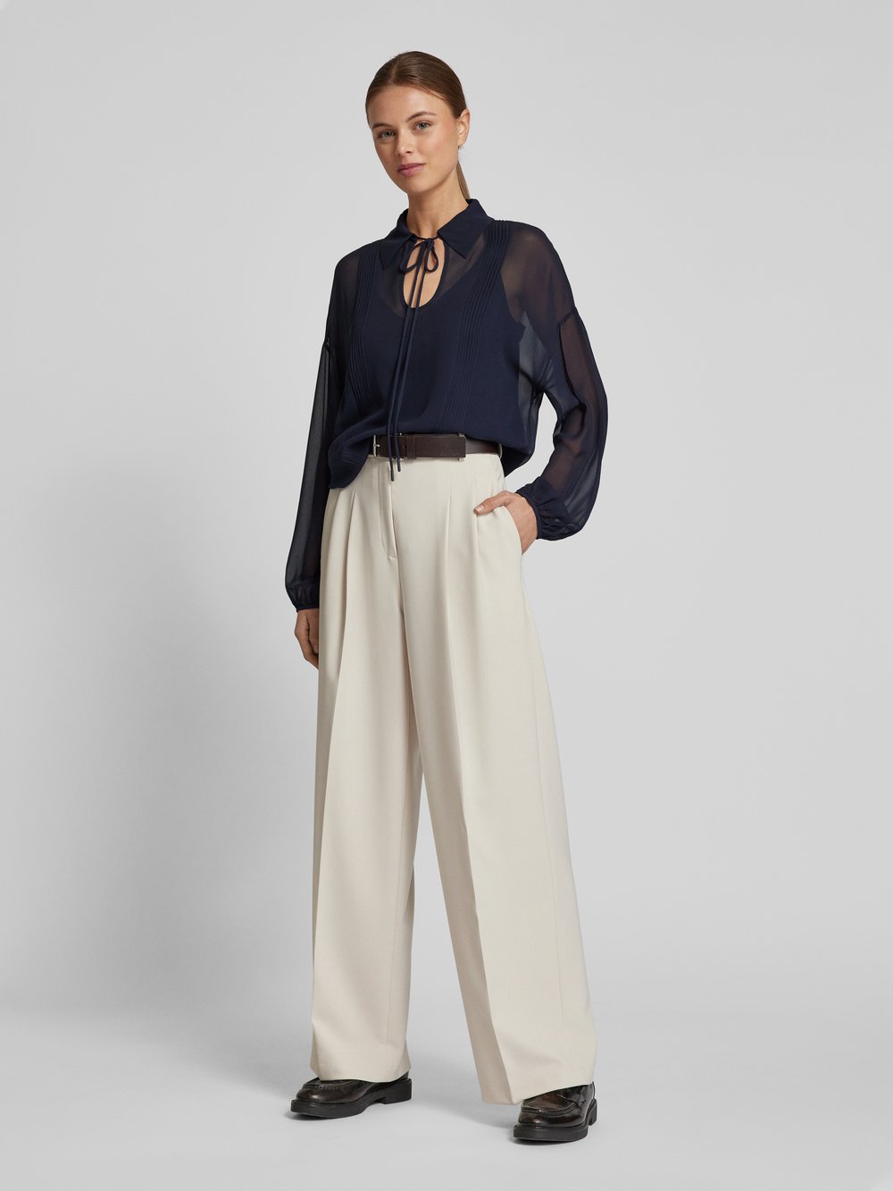 Блузка прямого кроя с отложным воротником модель «ВАЛДАЙ» Max Mara Studio, темно-синий
Блузка прямого кроя с отложным воротником модель «ВАЛДАЙ» Max Mara Studio, темно-синий