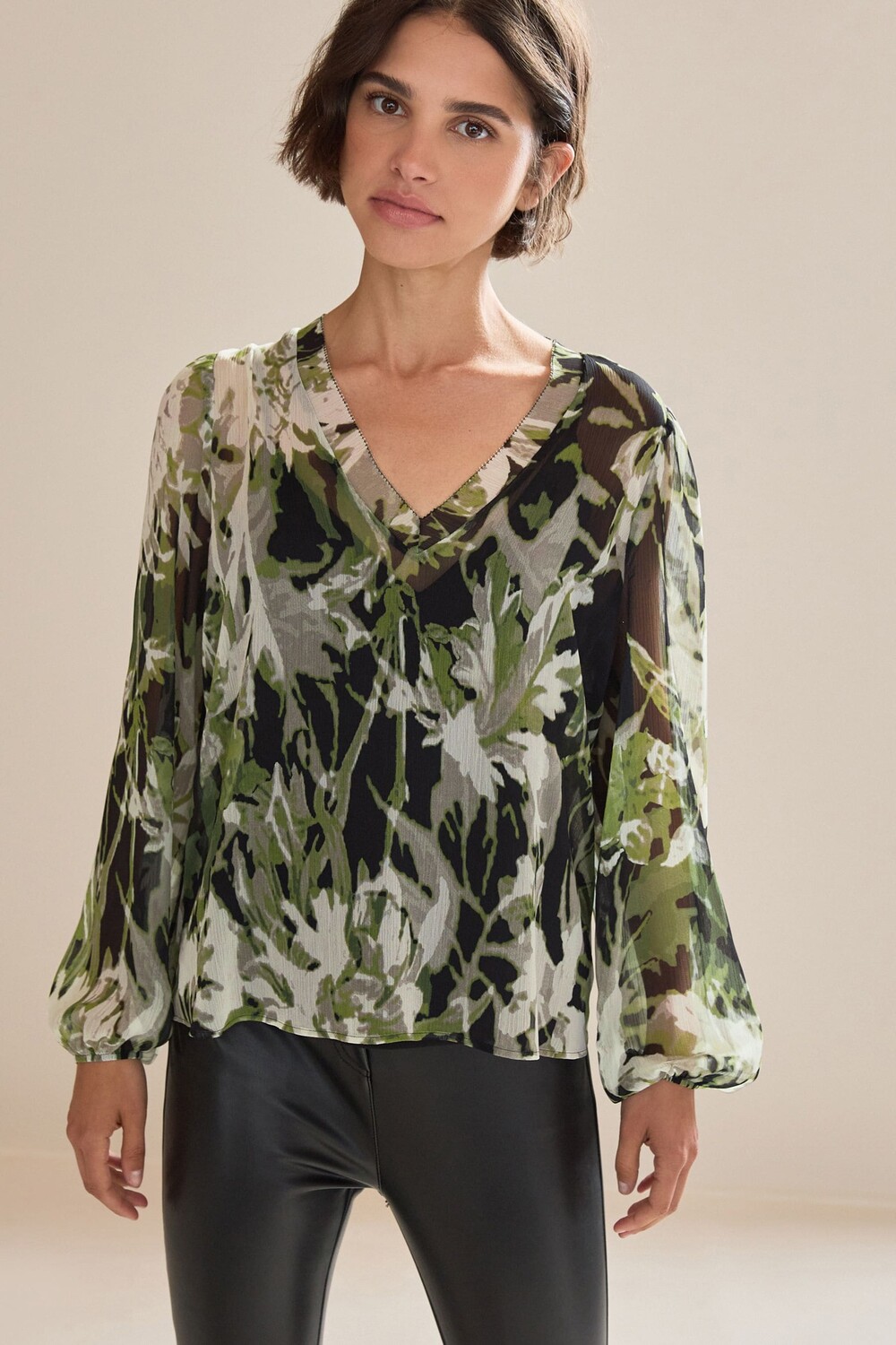 Блуза с длинными рукавами и V-образным вырезом Next, бежевый
Блуза с длинными рукавами и V-образным вырезом Next, бежевый