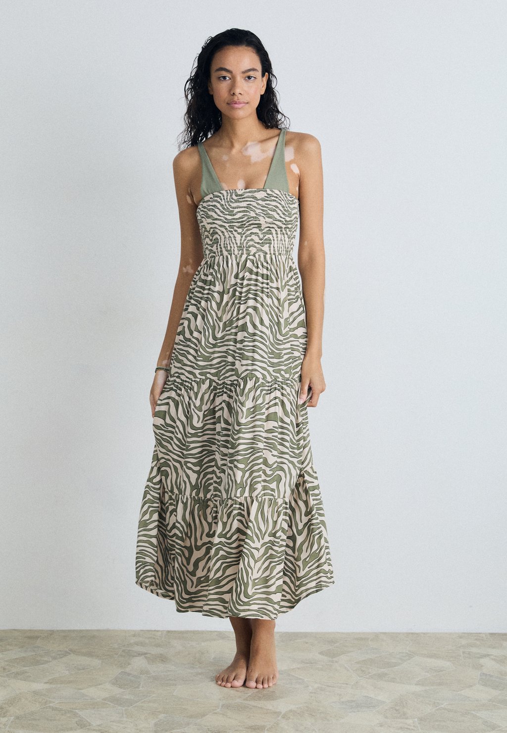 Платье макси MAXI DRESS LASCANA, хаки 
Платье макси MAXI DRESS LASCANA, хаки