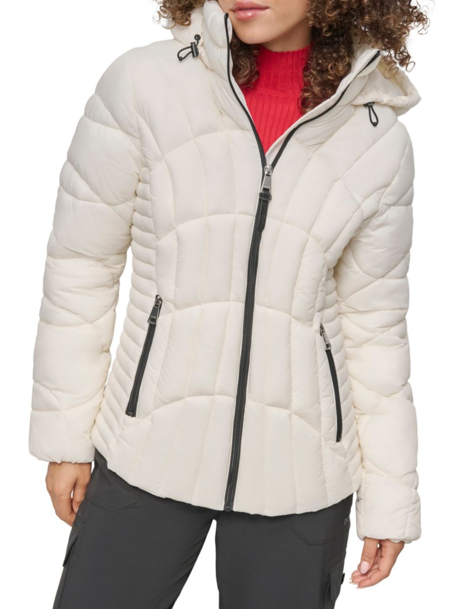 Складная стеганая куртка Missy с капюшоном DKNY, цвет Pearl, Белый, Складная стеганая куртка Missy с капюшоном DKNY, цвет Pearl
Складная стеганая куртка Missy с капюшоном DKNY, цвет Pearl, Белый, Складная стеганая куртка Missy с капюшоном DKNY, цвет Pearl