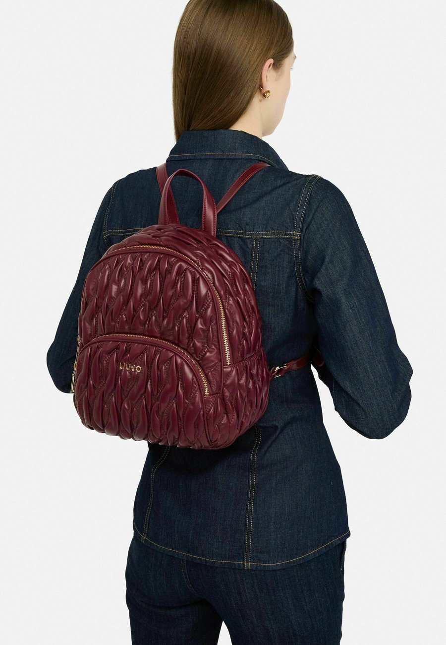 Рюкзак LIU JO MATELASSÉ, Bordeaux
Рюкзак LIU JO MATELASSÉ, Bordeaux