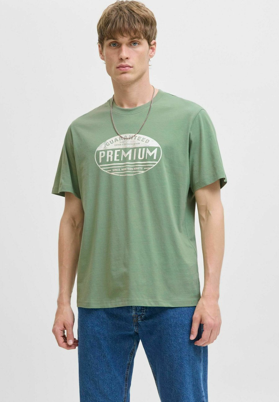 Футболка Jack & Jones PREMIUM RUNDHALSAUSSCHNITT, Hedge Green/Green, Зеленый, Футболка Jack & Jones PREMIUM RUNDHALSAUSSCHNITT, Hedge Green/Green
Футболка Jack & Jones PREMIUM RUNDHALSAUSSCHNITT, Hedge Green/Green, Зеленый, Футболка Jack & Jones PREMIUM RUNDHALSAUSSCHNITT, Hedge Green/Green
