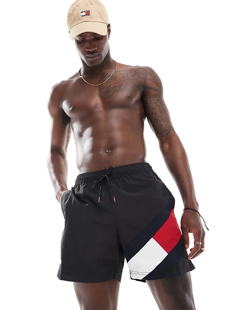 Шорты для плавания со шнурком и принтом флага черного цвета Tommy Hilfiger
Шорты для плавания со шнурком и принтом флага черного цвета Tommy Hilfiger