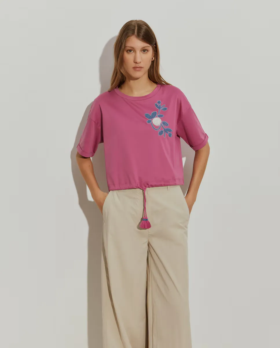 Женская короткая футболка с цветочной вышивкой Lion of Porches, цвет Rosa
Женская короткая футболка с цветочной вышивкой Lion of Porches, цвет Rosa