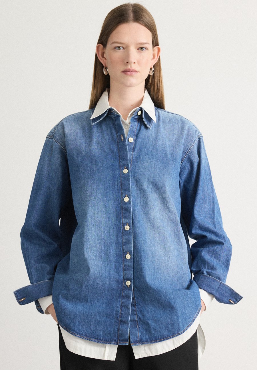 Блуза Calvin Klein Jeans OVERSIZED SHIRT , Indigo Hastings/Blue Denim
Блуза Calvin Klein Jeans OVERSIZED SHIRT , Indigo Hastings/Blue Denim