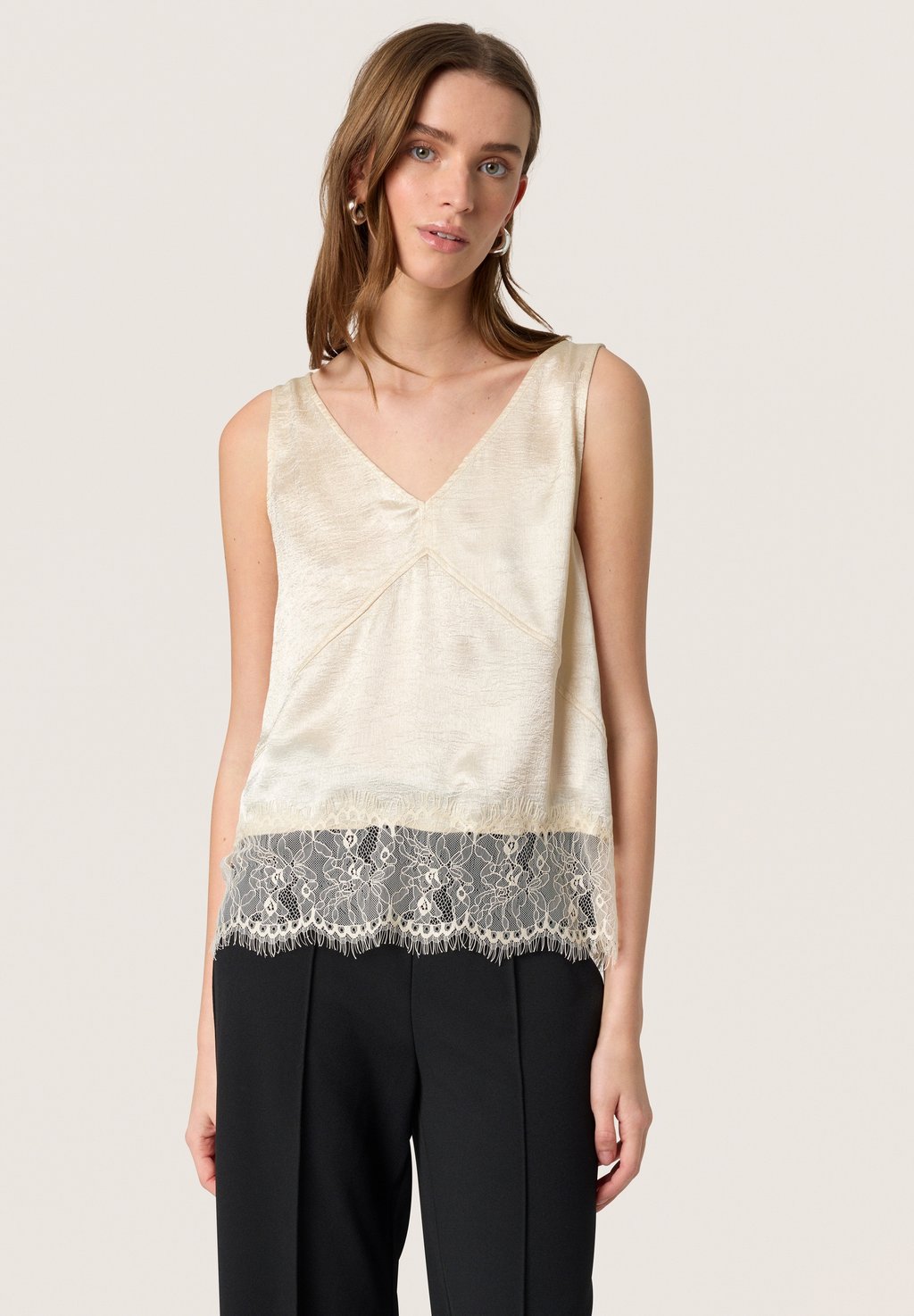 Топ YENNAH - Blouse Soaked in Luxury, бежевый
Топ YENNAH - Blouse Soaked in Luxury, бежевый