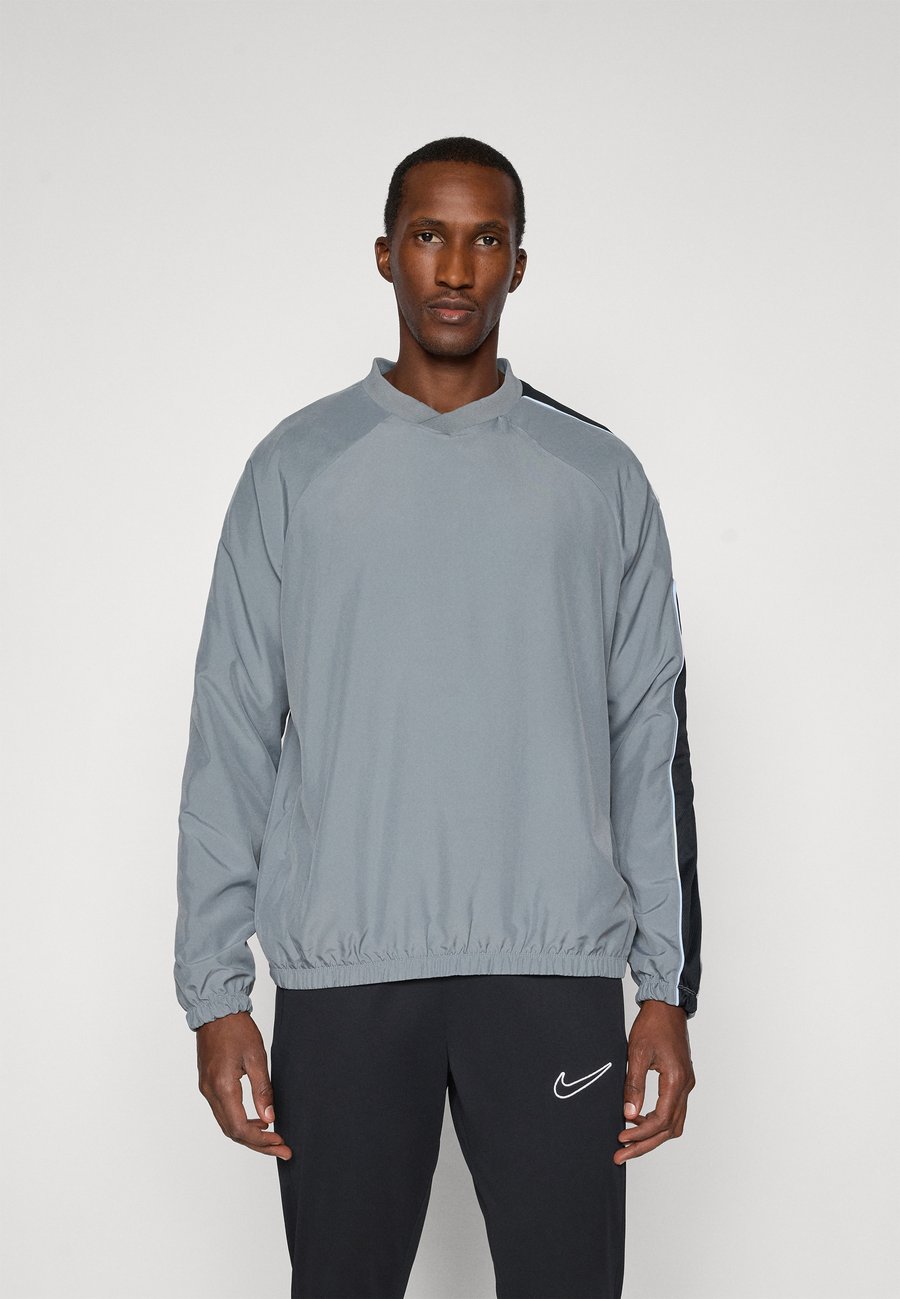 Куртка Nike Performance ACADEMY+ TOP, Cool Grey/Royal Tint/Bright Crimson/Black/Grey
Куртка Nike Performance ACADEMY+ TOP, Cool Grey/Royal Tint/Bright Crimson/Black/Grey