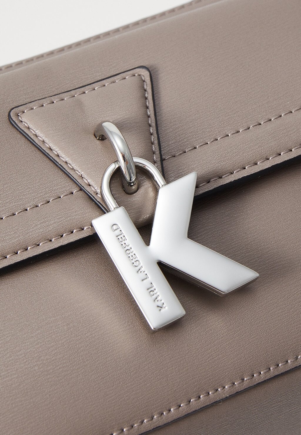 Сумка через плечо K/LOCK CAMERABAG KARL LAGERFELD, серый
Сумка через плечо K/LOCK CAMERABAG KARL LAGERFELD, серый