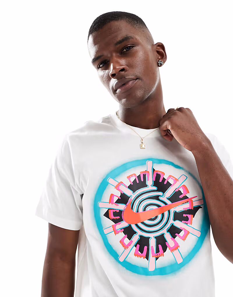 Футболка с графическим принтом Nike белого цвета
Футболка с графическим принтом Nike белого цвета