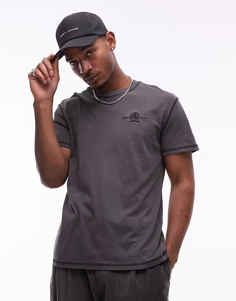 Футболка с логотипом Tommy Jeans черного цвета 
Футболка с логотипом Tommy Jeans черного цвета