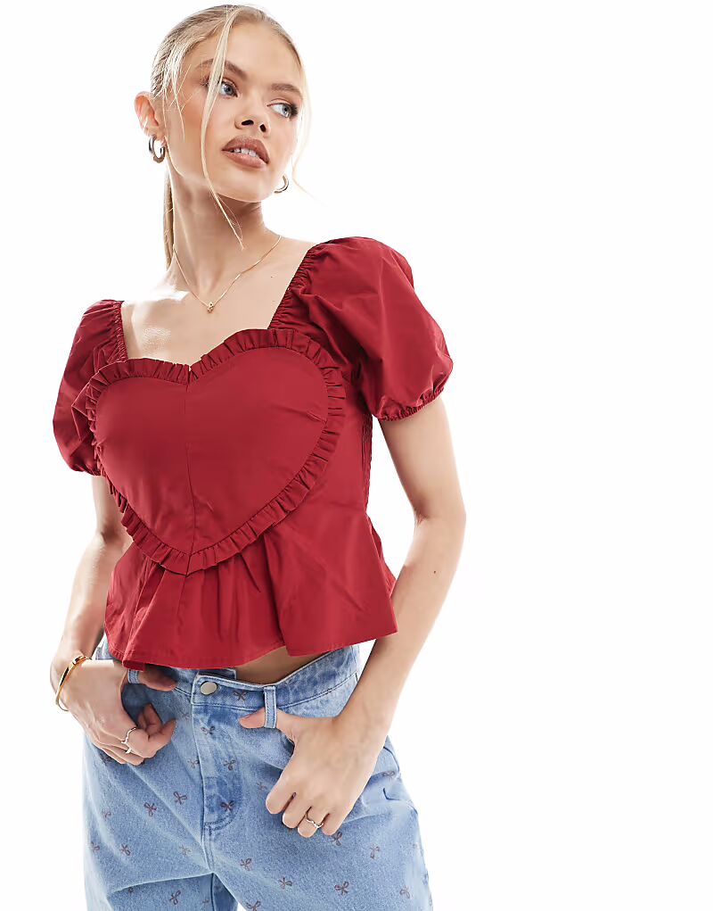 Эксклюзивный укороченный топ Frolic с рукавами-фонариками, оборками и сердечками в красном цвете
Эксклюзивный укороченный топ Frolic с рукавами-фонариками, оборками и сердечками в красном цвете