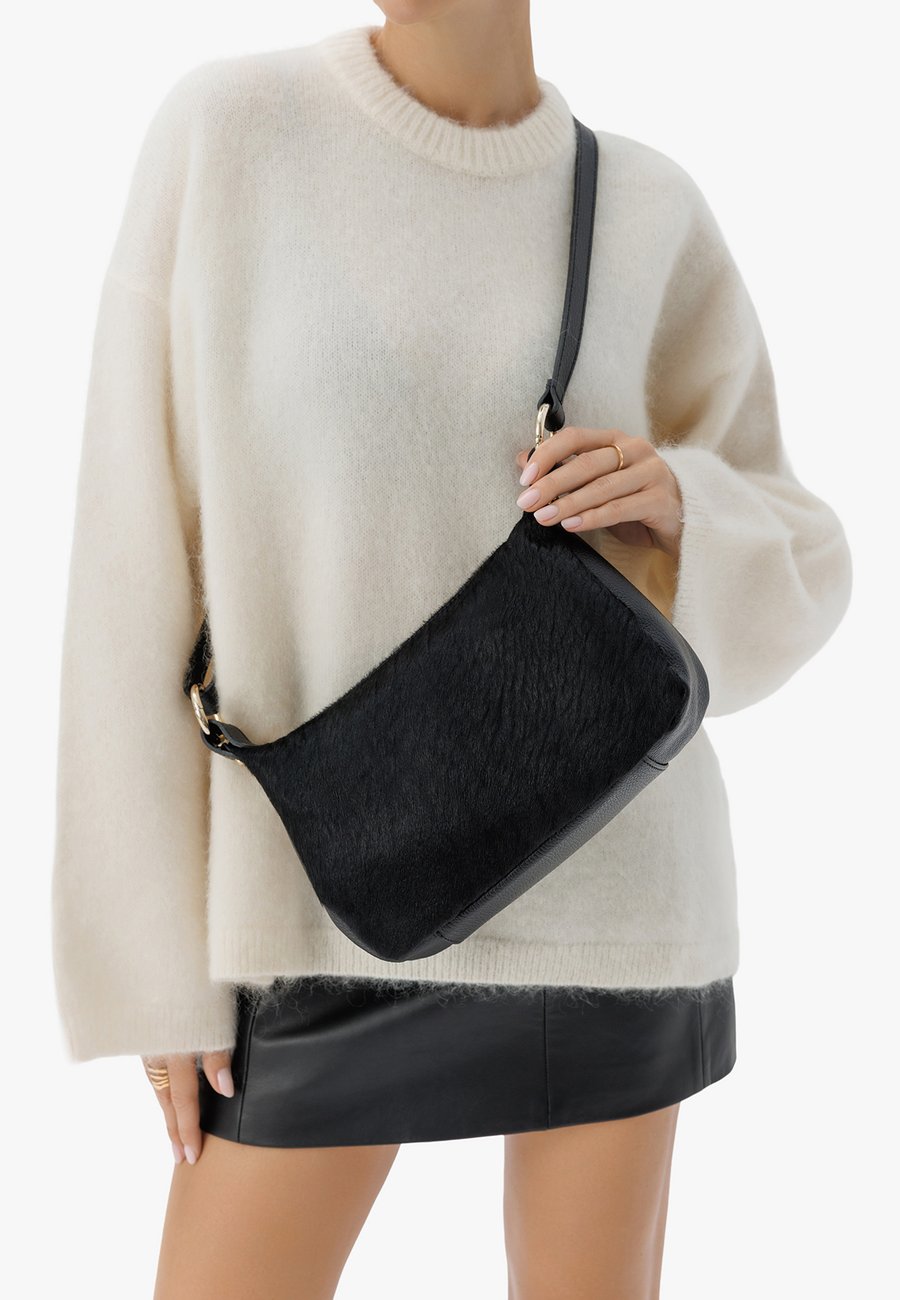 Сумка кросс-боди RYŁKO Cross body bag, Schwarz/Black
Сумка кросс-боди RYŁKO Cross body bag, Schwarz/Black