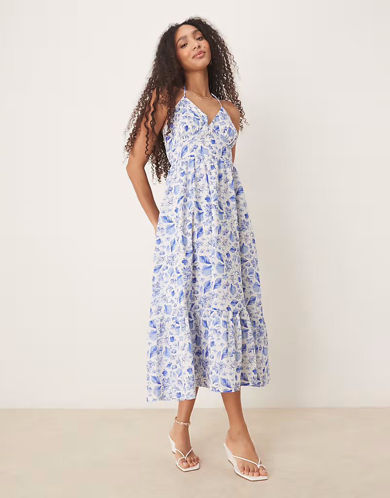 Платье миди Bellerose с вырезом халтер от Nobody's Child в синем ракушечном узоре
Платье миди Bellerose с вырезом халтер от Nobody's Child в синем ракушечном узоре