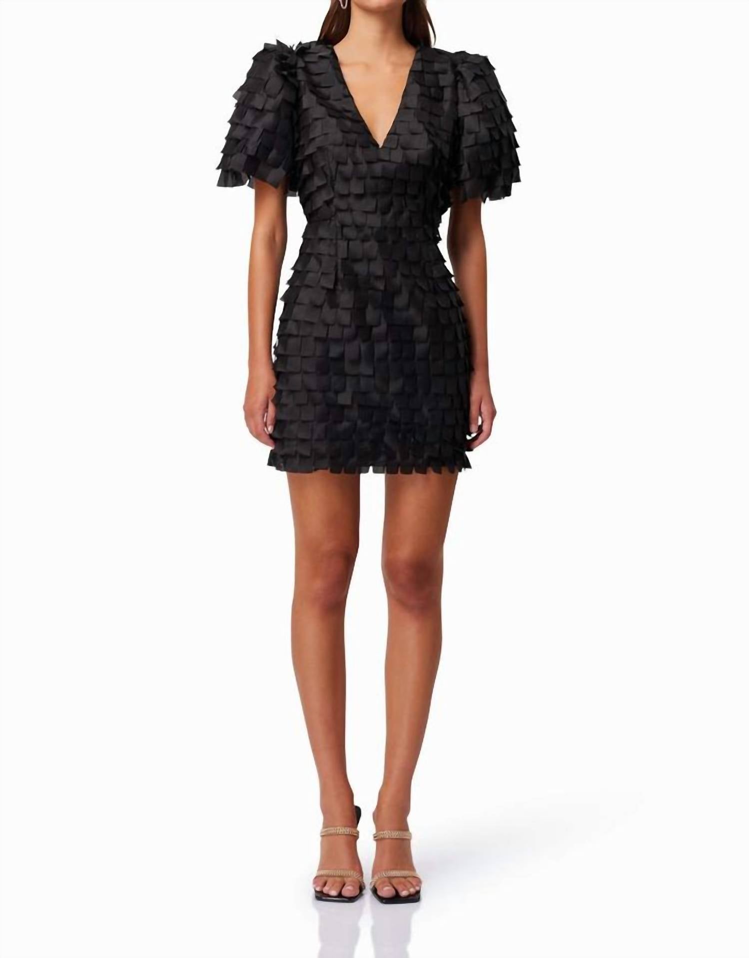 Хейли фактурное 3D мини-платье в черном цвете ELLIATT
Хейли фактурное 3D мини-платье в черном цвете ELLIATT