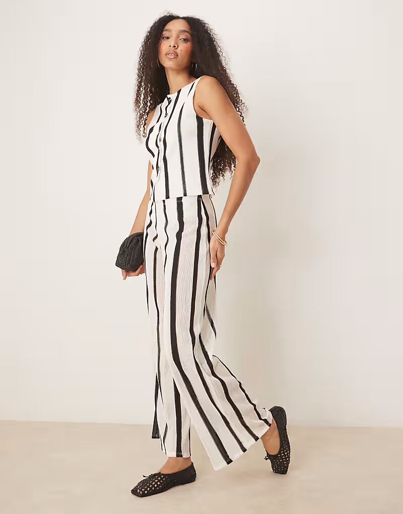 Широкие полупрозрачные брюки ASOS DESIGN из фактурной ткани с вязанным крючком узором в черно-белую полоску
Широкие полупрозрачные брюки ASOS DESIGN из фактурной ткани с вязанным крючком узором в черно-белую полоску