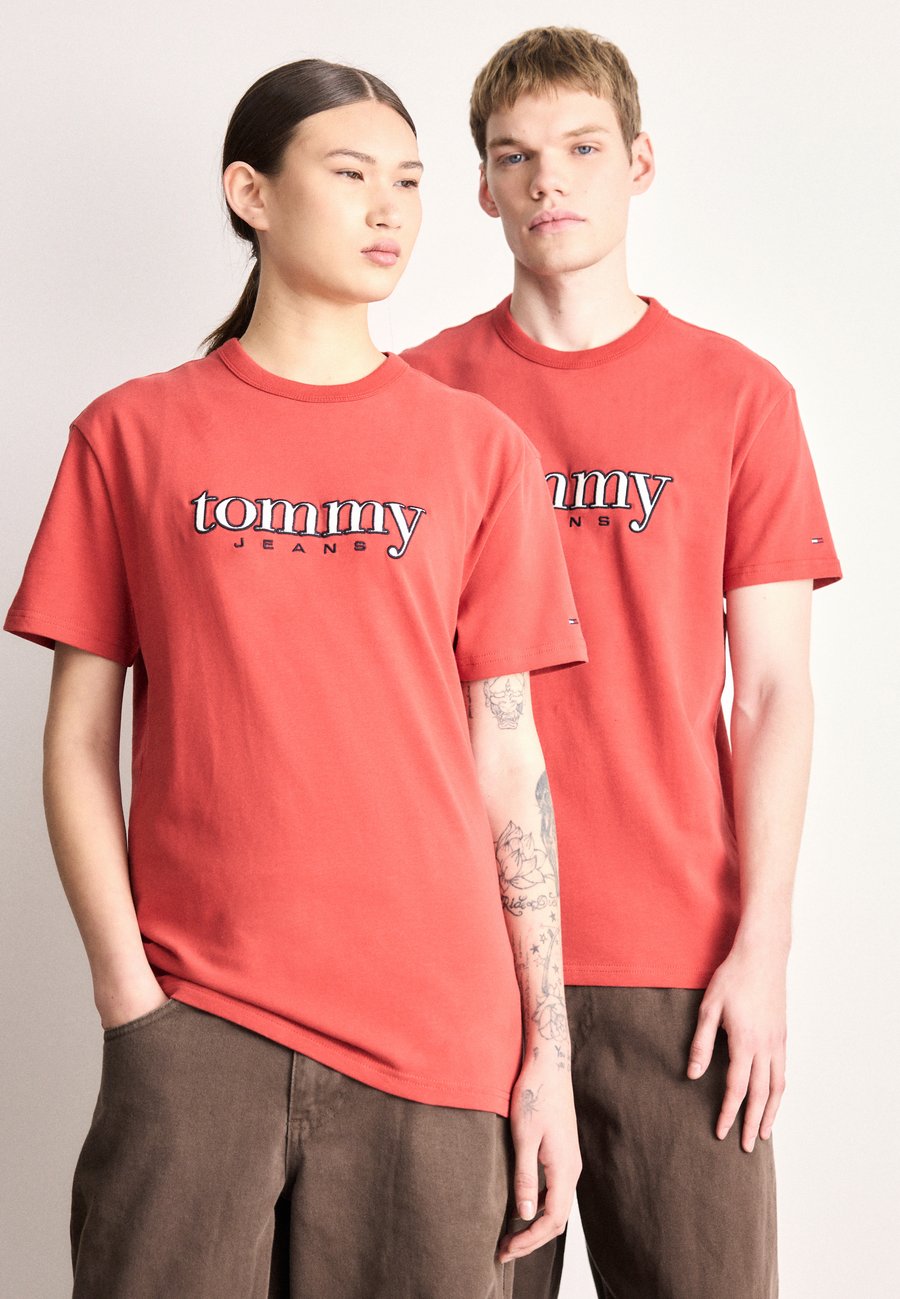 Футболка Tommy Jeans GRAPHIC UNISEX, Terracotta Red/Red, Красный, Футболка Tommy Jeans GRAPHIC UNISEX, Terracotta Red/Red
Футболка Tommy Jeans GRAPHIC UNISEX, Terracotta Red/Red, Красный, Футболка Tommy Jeans GRAPHIC UNISEX, Terracotta Red/Red