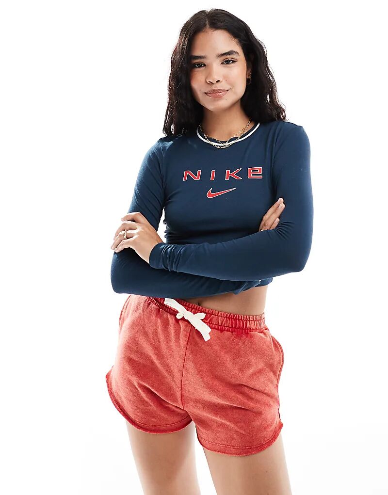 Футболка в стиле ретро с длинными рукавами темно-синего цвета Nike
Футболка в стиле ретро с длинными рукавами темно-синего цвета Nike