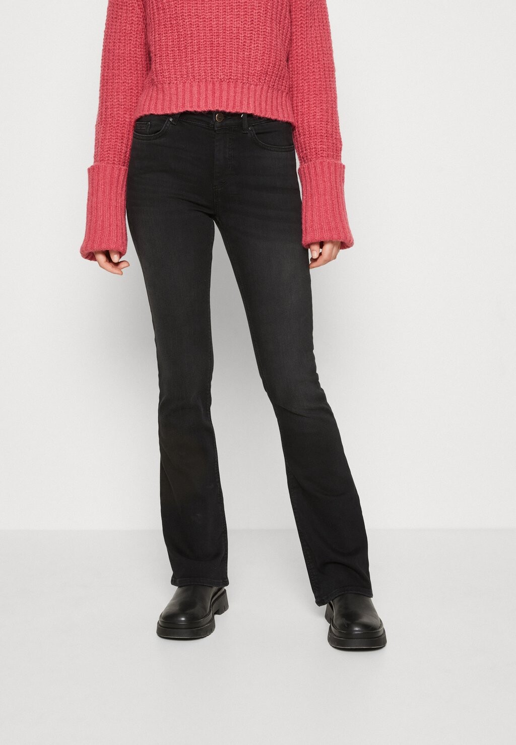 Расклешенные джинсы ONLY
Расклешенные джинсы ONLY