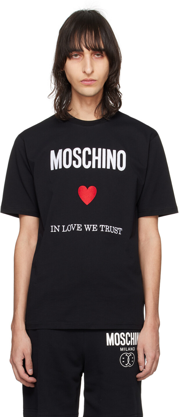 Черная футболка с надписью «In Love We Trust» Moschino, цвет Black
Черная футболка с надписью «In Love We Trust» Moschino, цвет Black