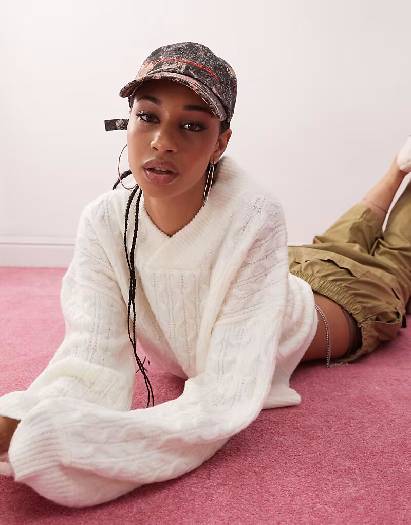 Джемпер с V-образным вырезом, выполненный в технике косичной вязки, цвета кремовый Collusion
Джемпер с V-образным вырезом, выполненный в технике косичной вязки, цвета кремовый Collusion