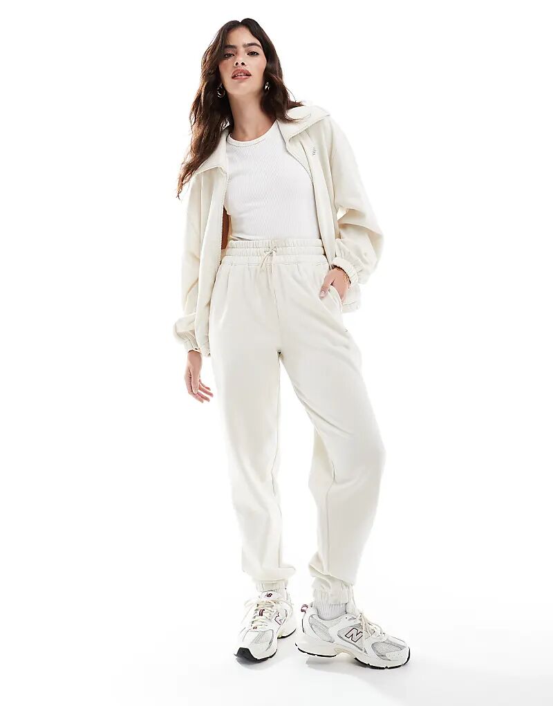 Флисовые джоггеры New Balance Performance бежевого цвета
Флисовые джоггеры New Balance Performance бежевого цвета