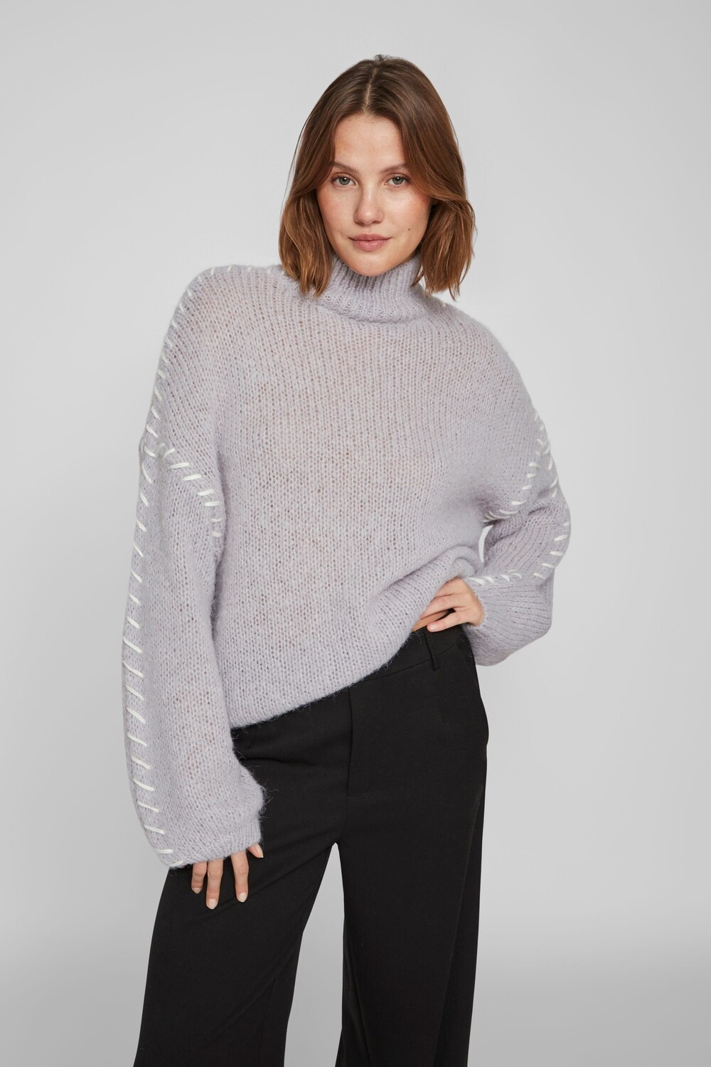 Свитер с высоким вырезом и декоративным швом Vila, серый
Свитер с высоким вырезом и декоративным швом Vila, серый