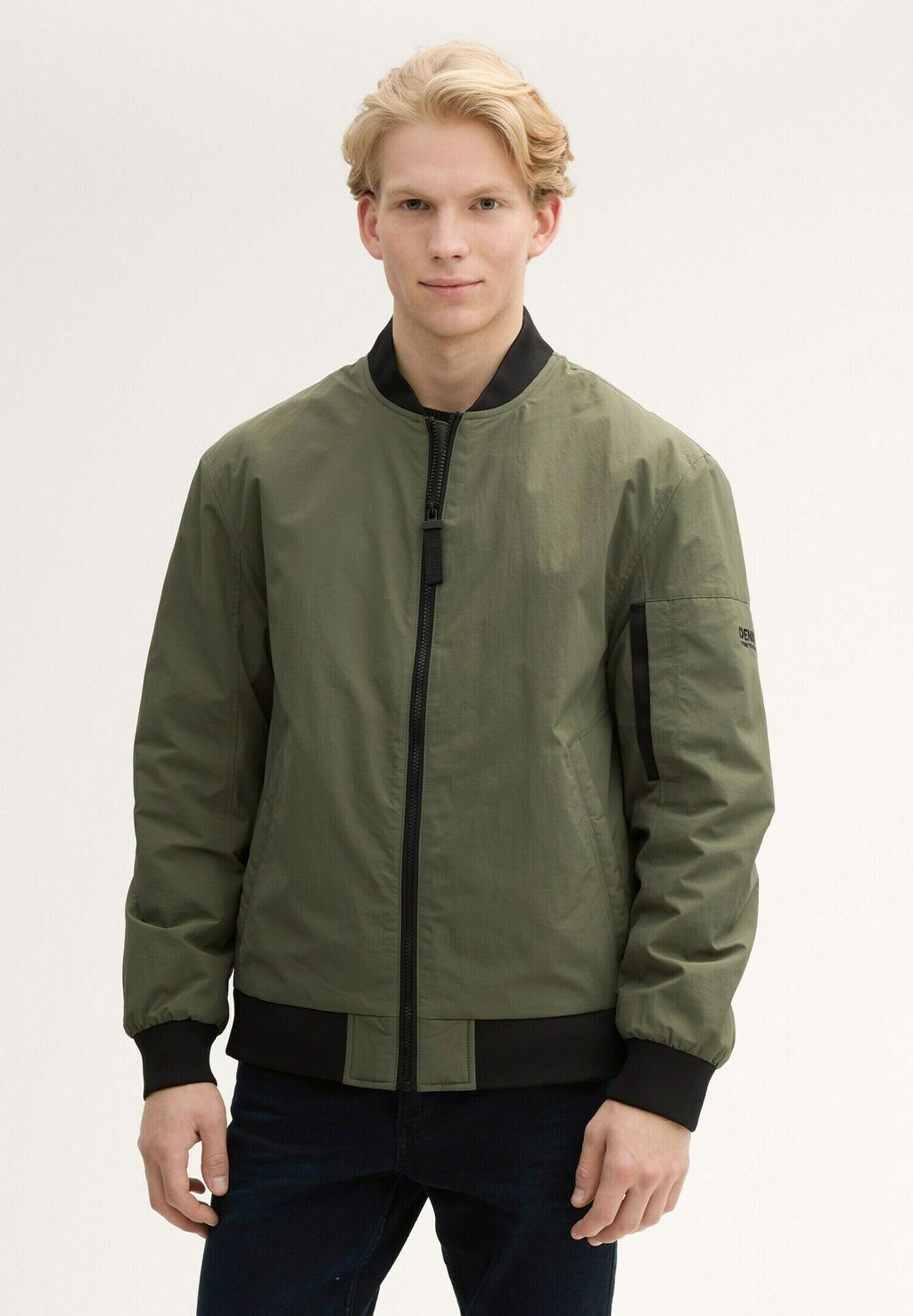 Куртка-бомбер MIT TASCHEN TOM TAILOR DENIM, оливковый, Зеленый, Куртка-бомбер MIT TASCHEN TOM TAILOR DENIM, оливковый
Куртка-бомбер MIT TASCHEN TOM TAILOR DENIM, оливковый, Зеленый, Куртка-бомбер MIT TASCHEN TOM TAILOR DENIM, оливковый