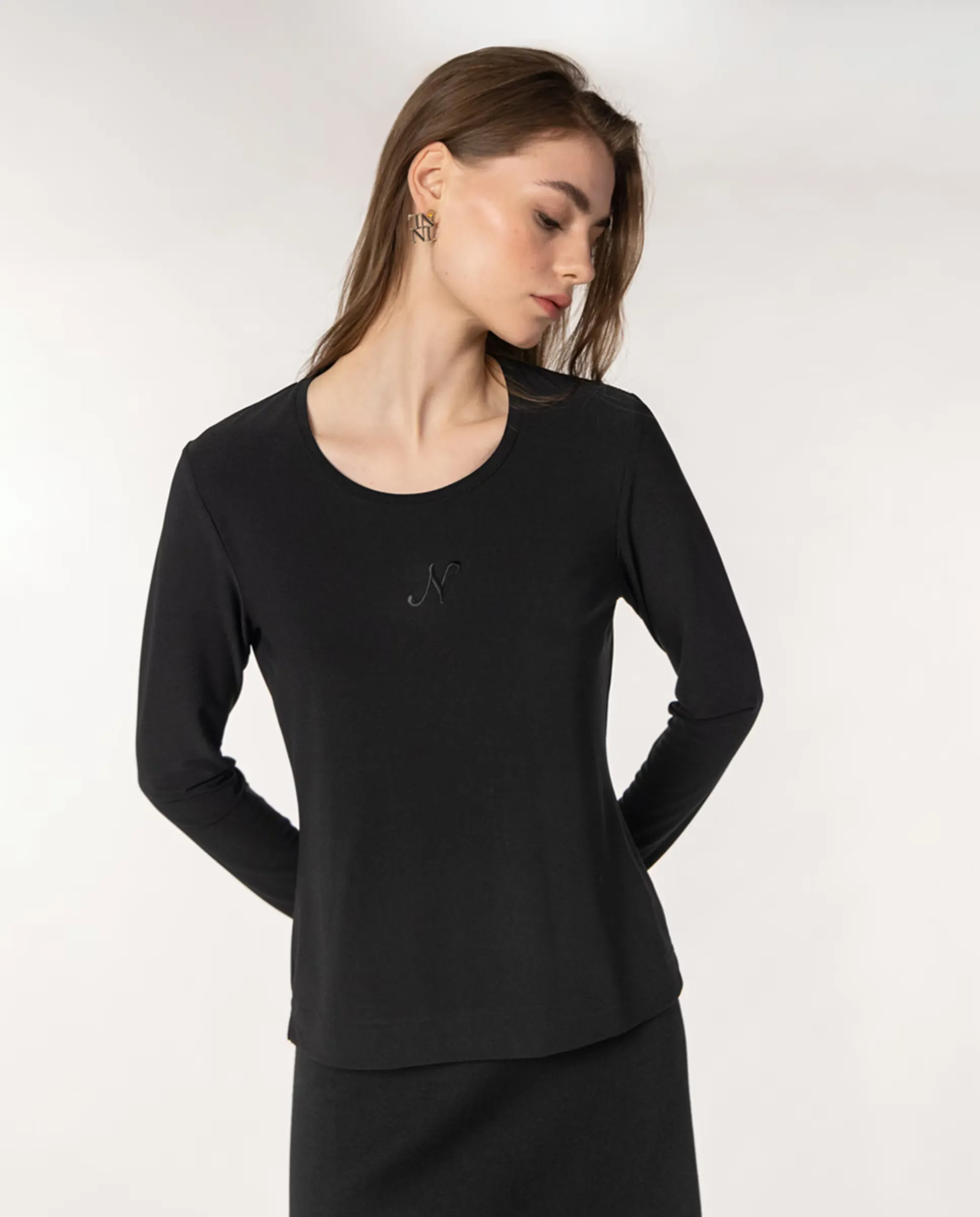 Женская футболка из крепового трикотажа с круговым вышитым логотипом Naulover, черный
Женская футболка из крепового трикотажа с круговым вышитым логотипом Naulover, черный