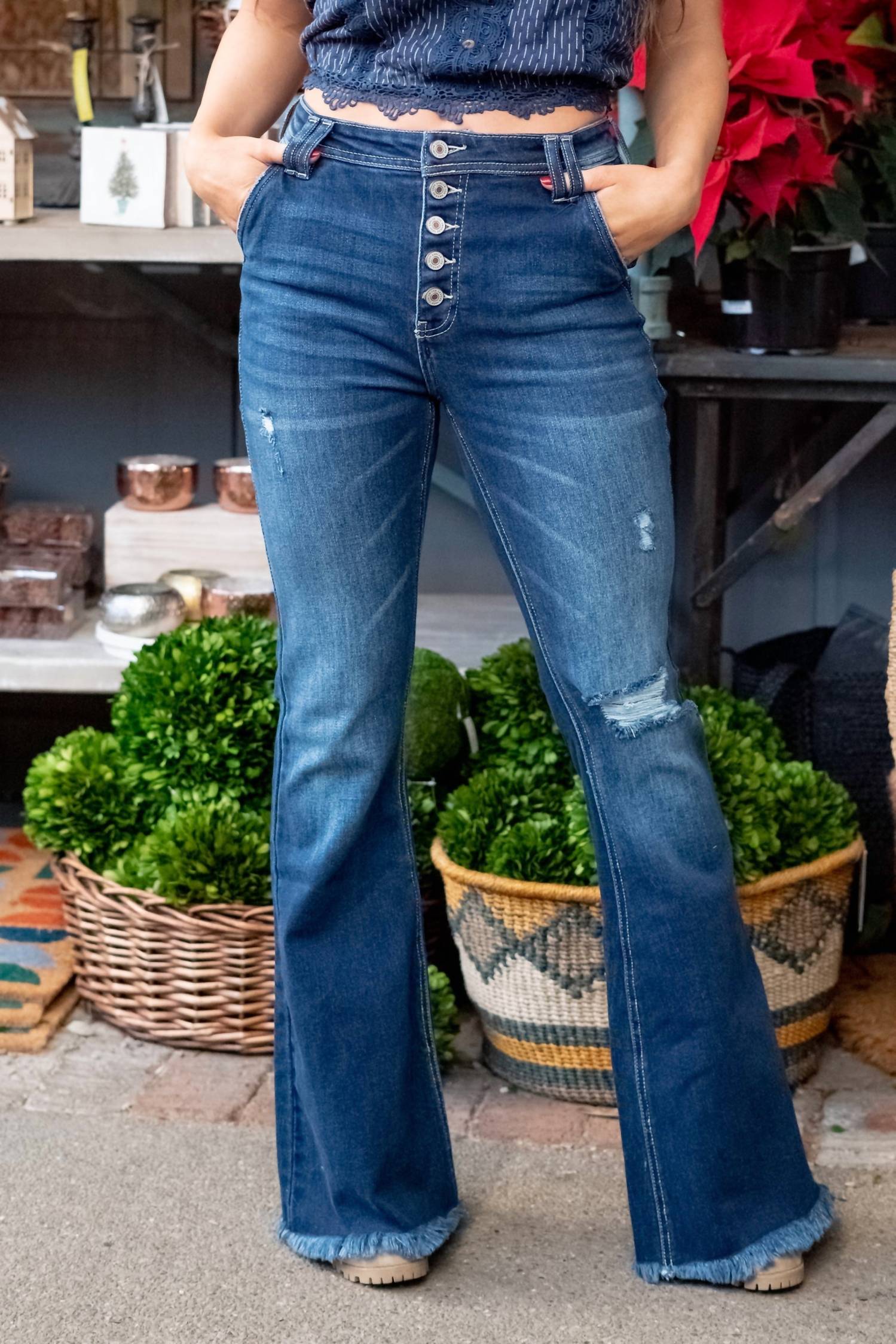 Джинсы с высокой посадкой и расклешенными штанинами в темно-синей стирке KanCan
Джинсы с высокой посадкой и расклешенными штанинами в темно-синей стирке KanCan