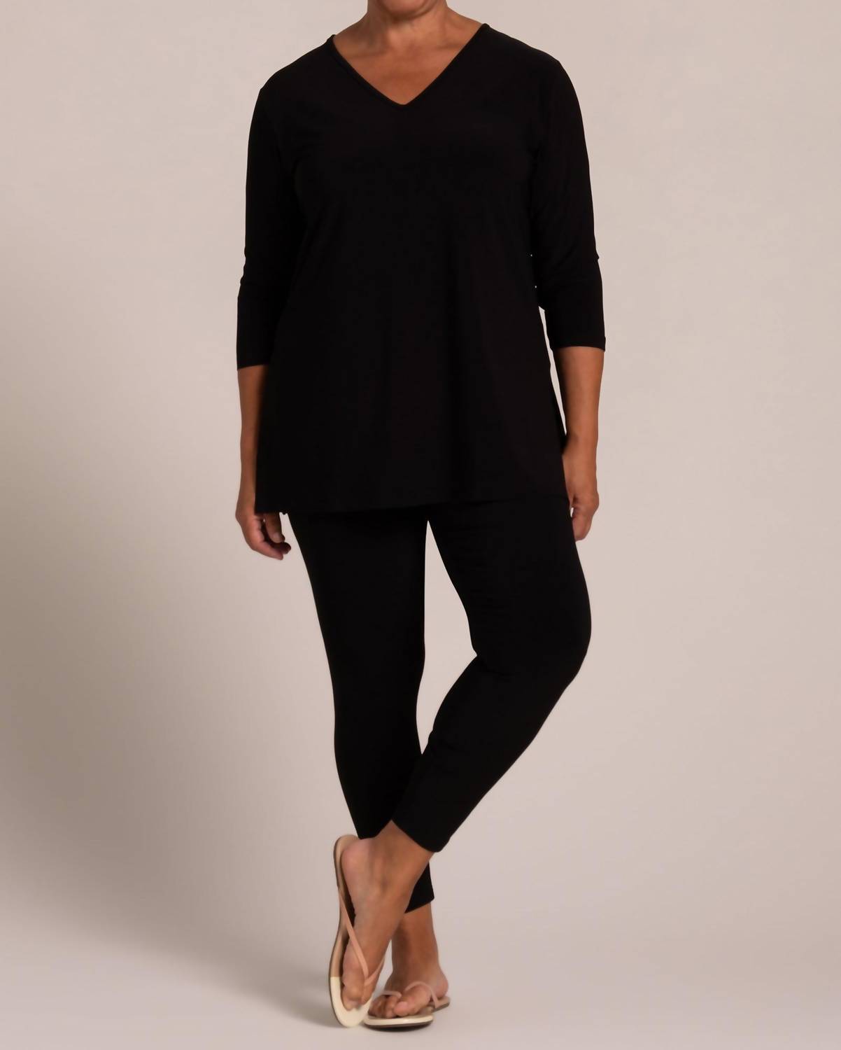 Туника Nu Ideal с V-образным вырезом, черного цвета Sympli
Туника Nu Ideal с V-образным вырезом, черного цвета Sympli