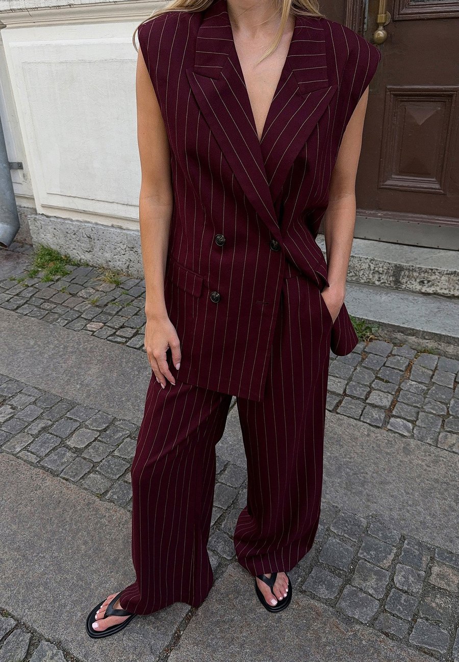 Брюки NA-KD Trousers, Burgundy Pink Stripe/Bordeaux
Брюки NA-KD Trousers, Burgundy Pink Stripe/Bordeaux