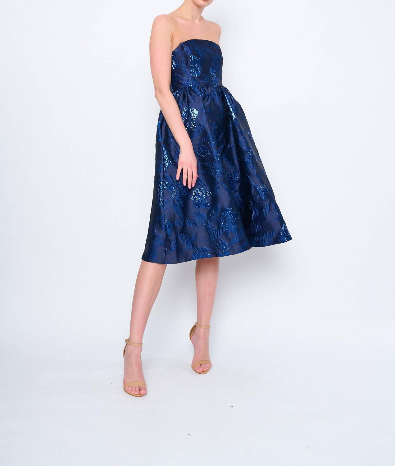 Платье Sia In Night Gaze Flora Bea
Платье Sia In Night Gaze Flora Bea