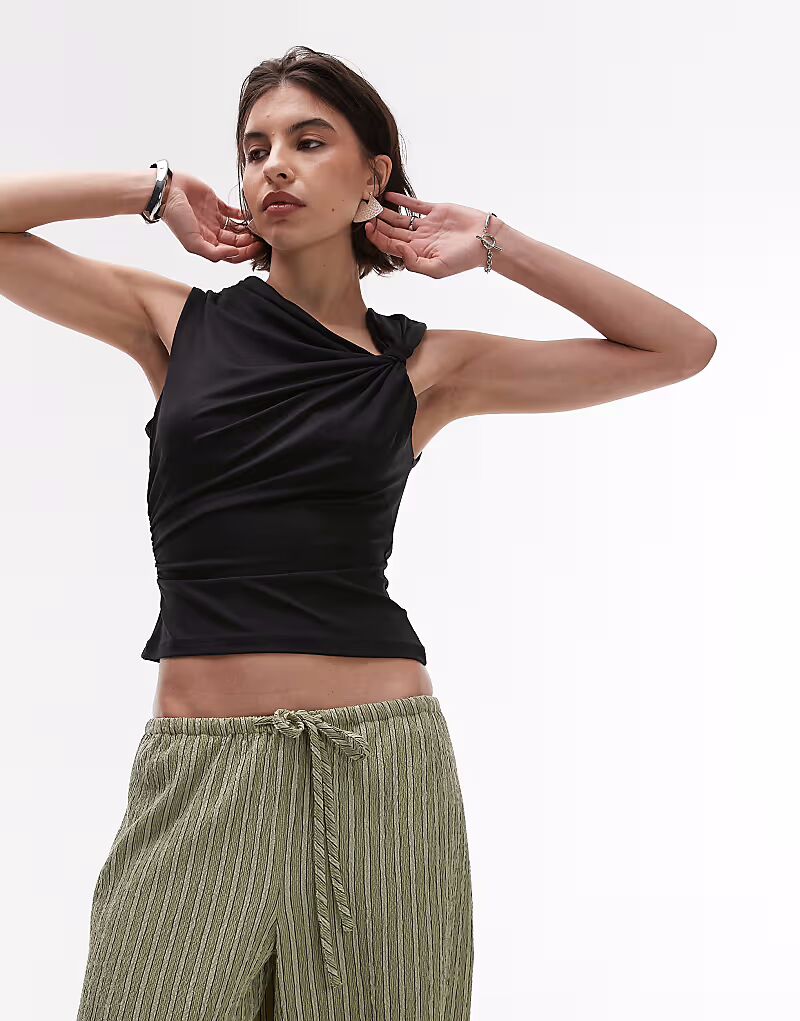 Топ Topshop с узлом на плече черного цвета
Топ Topshop с узлом на плече черного цвета