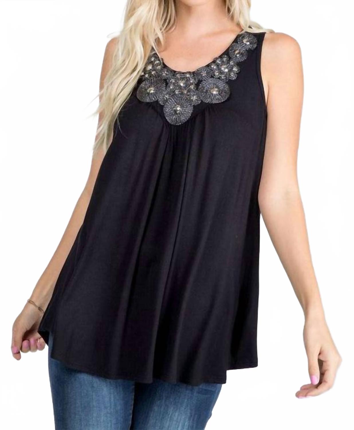 Черный топ с блестками и бисерной отделкой горловины P & ROSE
Черный топ с блестками и бисерной отделкой горловины P & ROSE